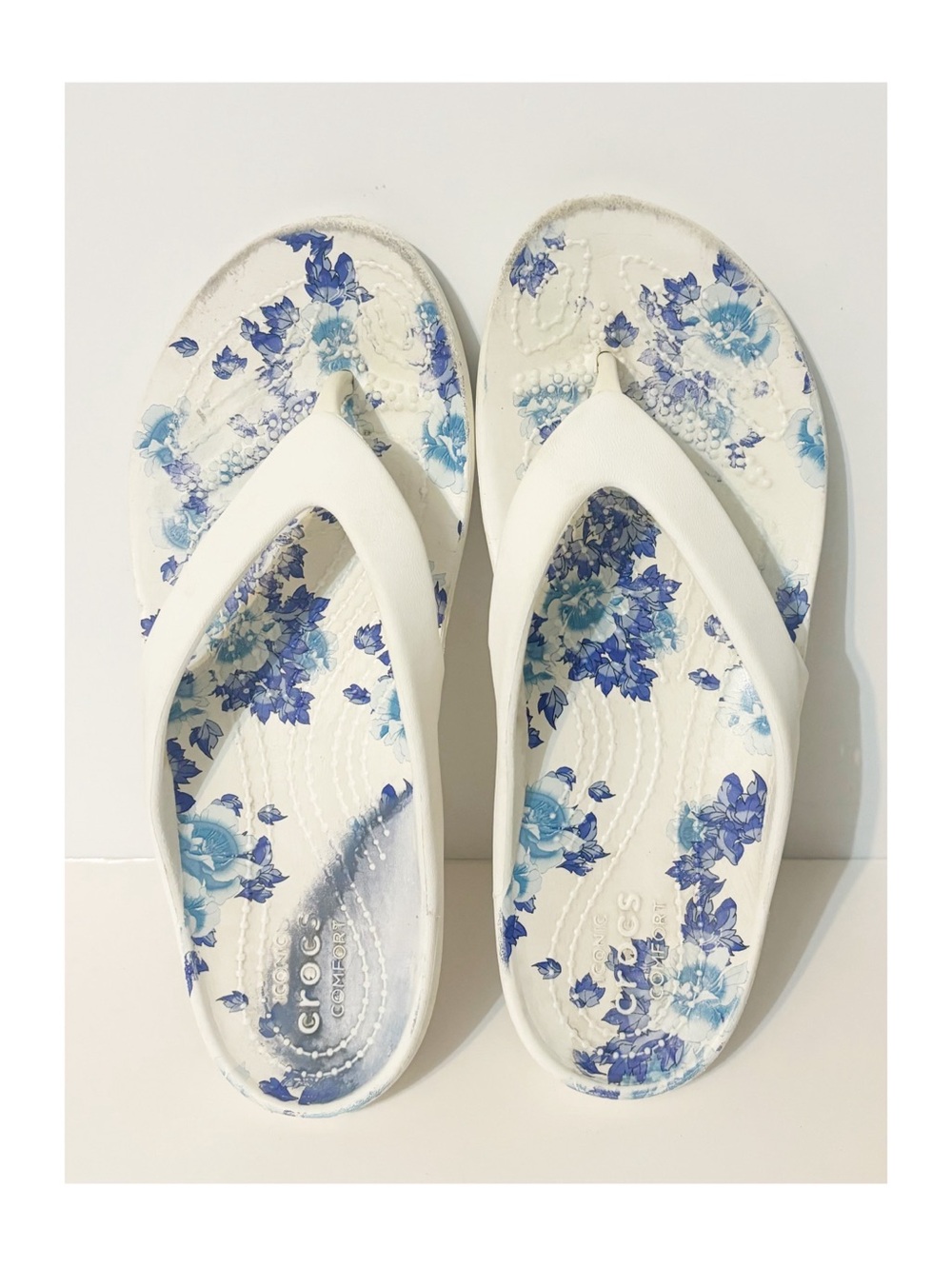Women's Crocs, Blue & White Floral Thong Sandals Size 5 Comfort Flip Flops